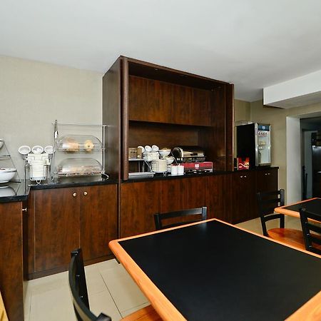 Comfort Inn Toronto City Centre Esterno foto