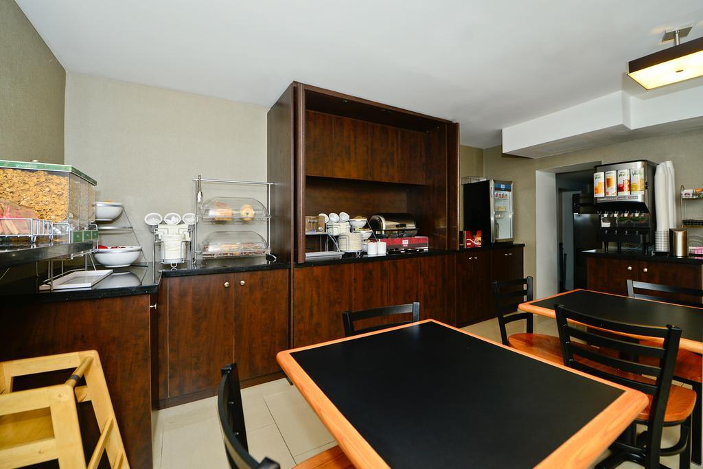 Comfort Inn Toronto City Centre Esterno foto