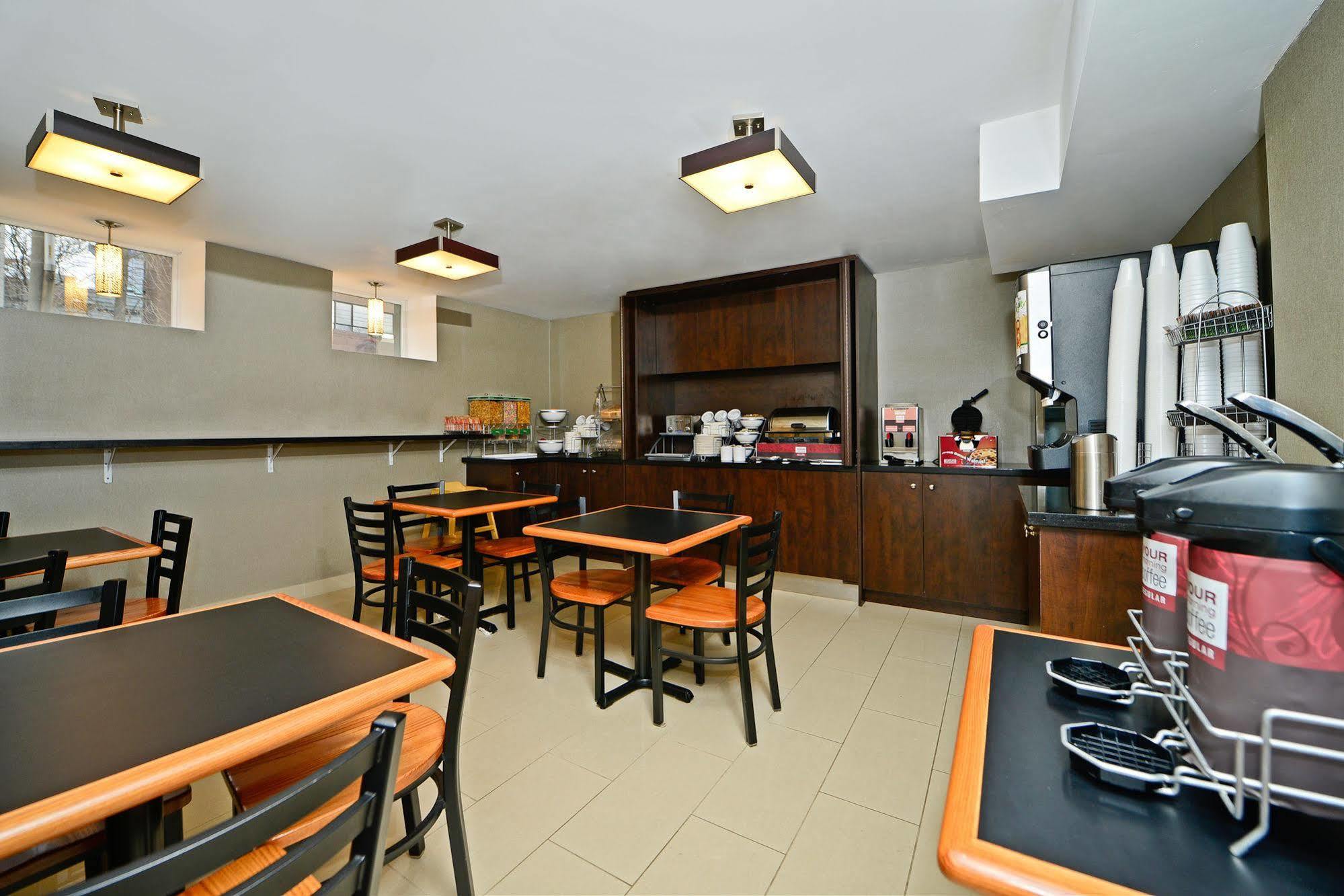 Comfort Inn Toronto City Centre Esterno foto